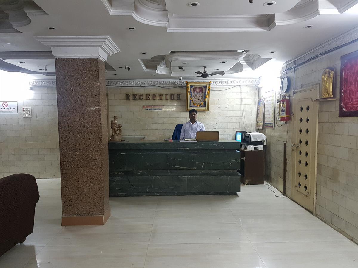 Hotel Surya Palace Kottagudem Eksteriør billede