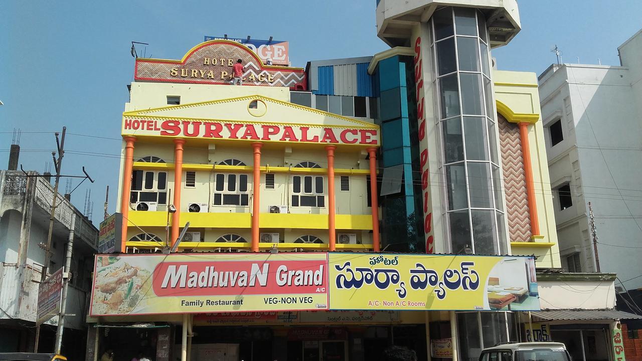 Hotel Surya Palace Kottagudem Eksteriør billede